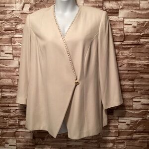 Kasper Elegant Cream Blazer with Gold Button 2X